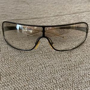 GUCCI
Vintage Shield Sunglasses